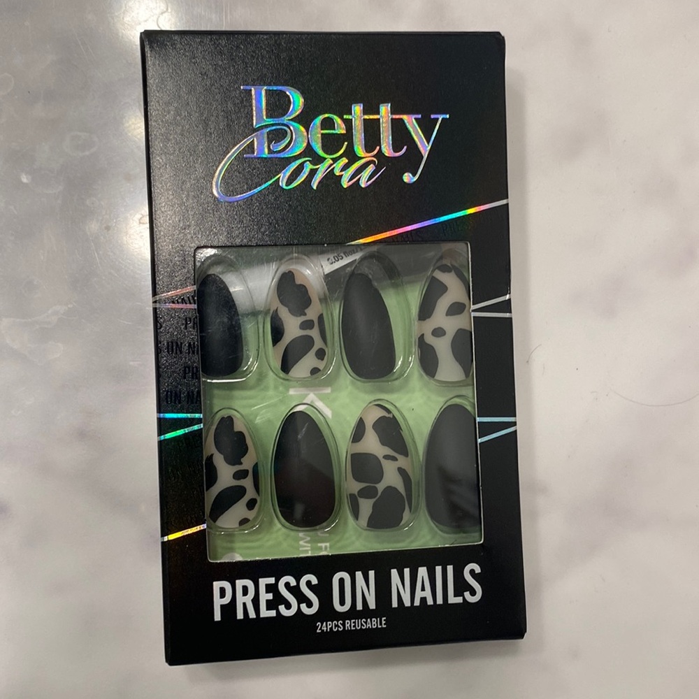 Betty Cora reusable press on nails